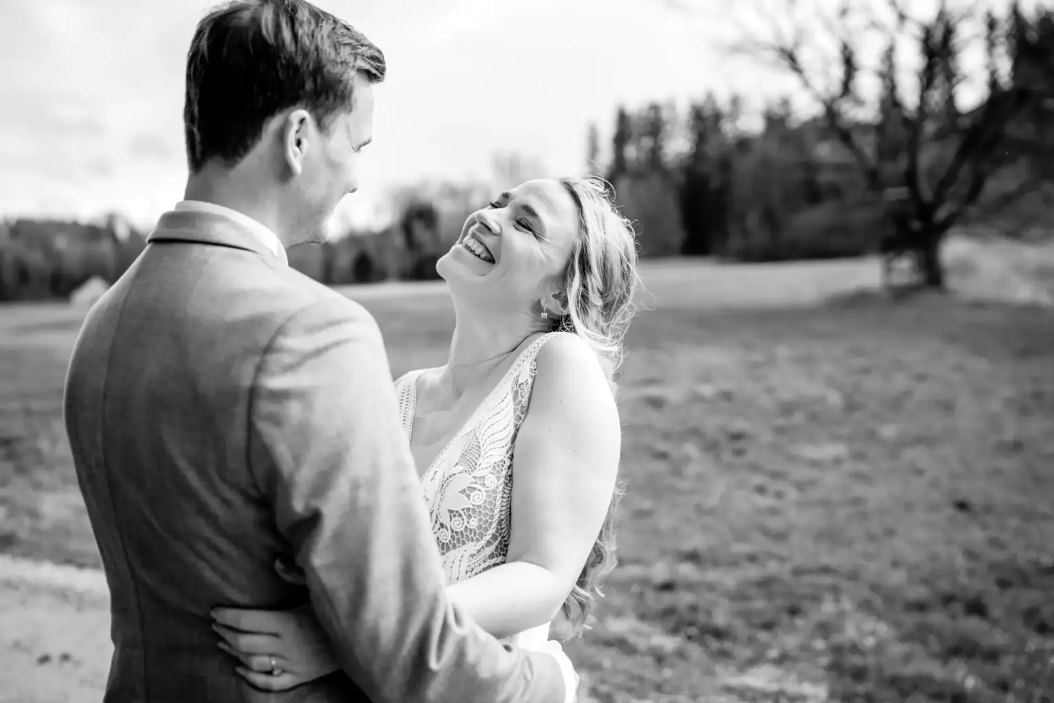 Brautpaar lacht und hat viel Spaß beim Paarshooting