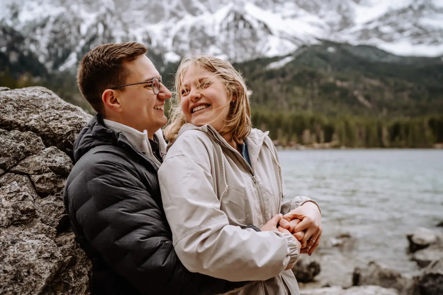 Glücklicher Moment beim Verlobungsshooting am Eibsee