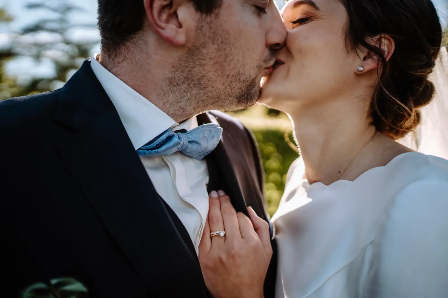 Romantisches Paarshooting im Park von Schloss Höhenried