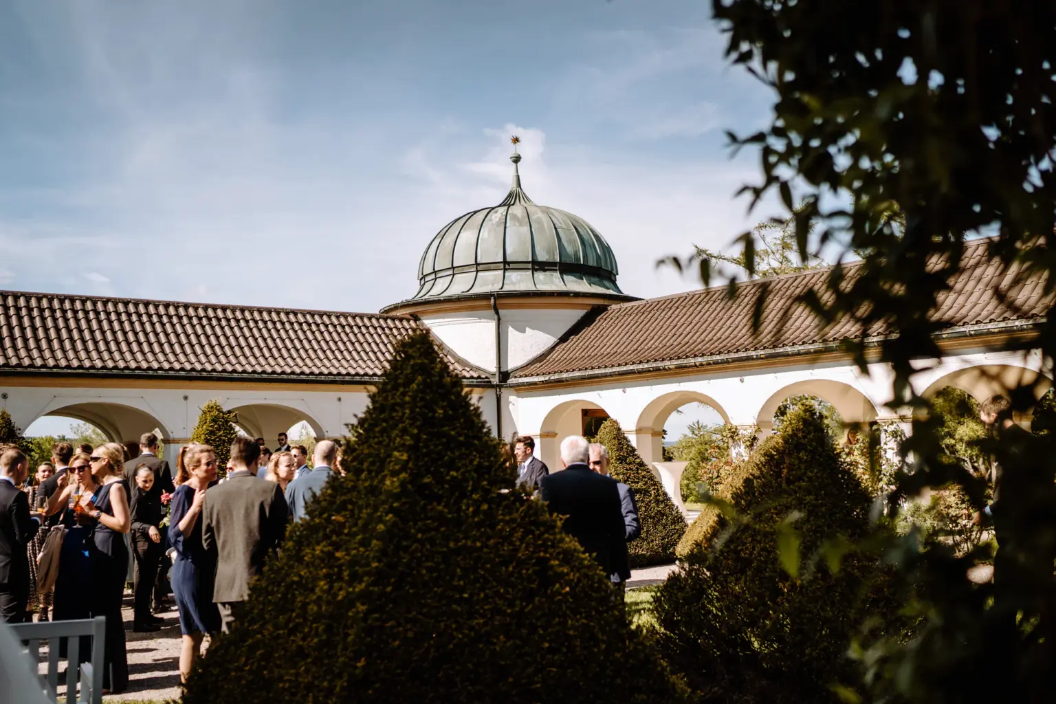 Entspannte Stimmung beim Hochzeitsempfang im Park