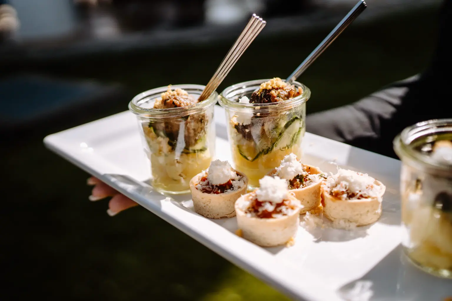 Kulinarische Highlights von Whowantsit beim Sektempfang im Schloss