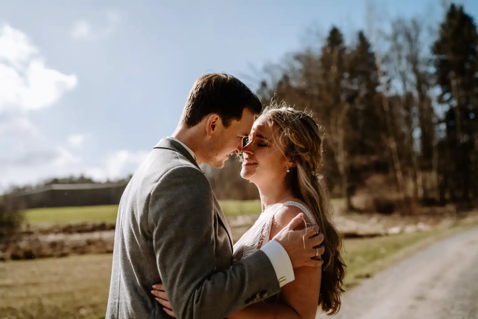 Hochzeitsfotos in der Natur nach der Trauung in Polling