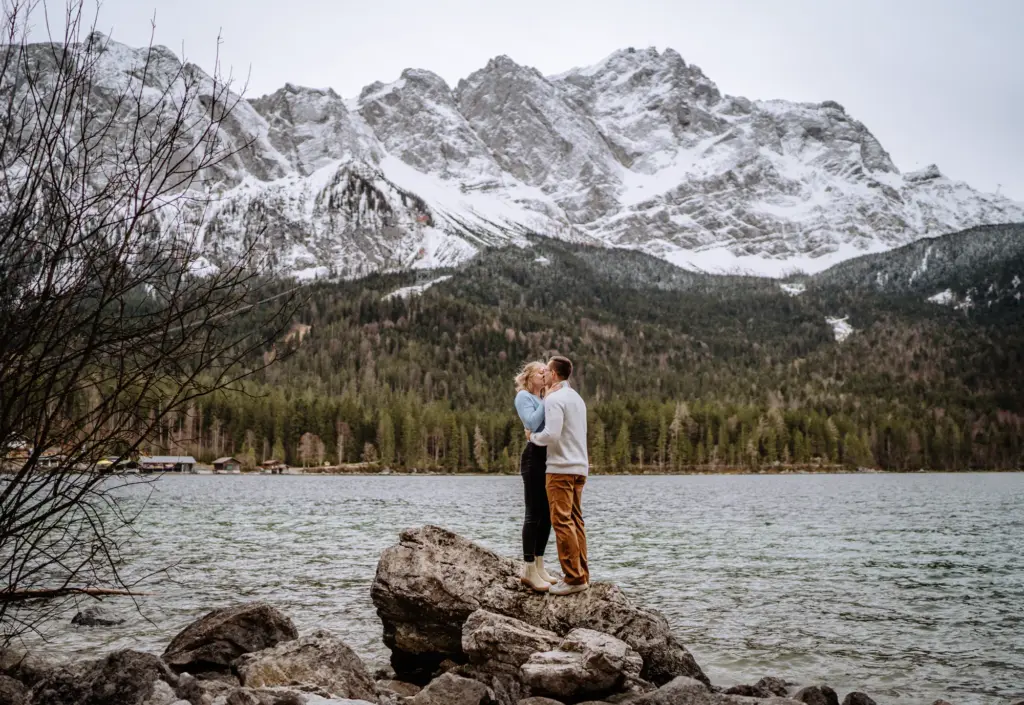 Verlobungsshooting am Eibsee mit natürlichem Licht
