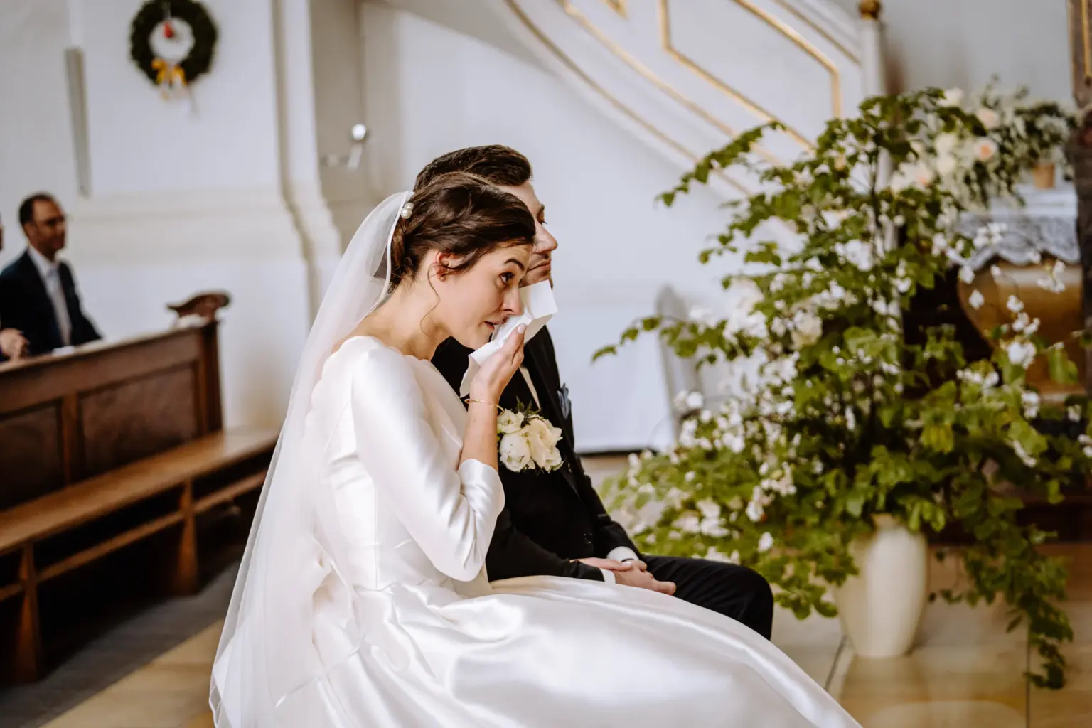 Tränen der Freude bei der kirchlichen Hochzeit in Tutzing