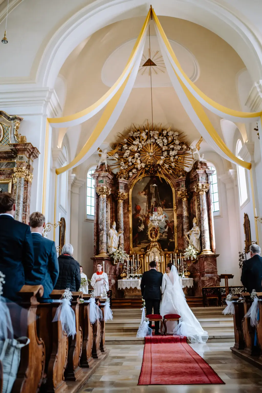Brautpaar in der Kirche in Tutzing