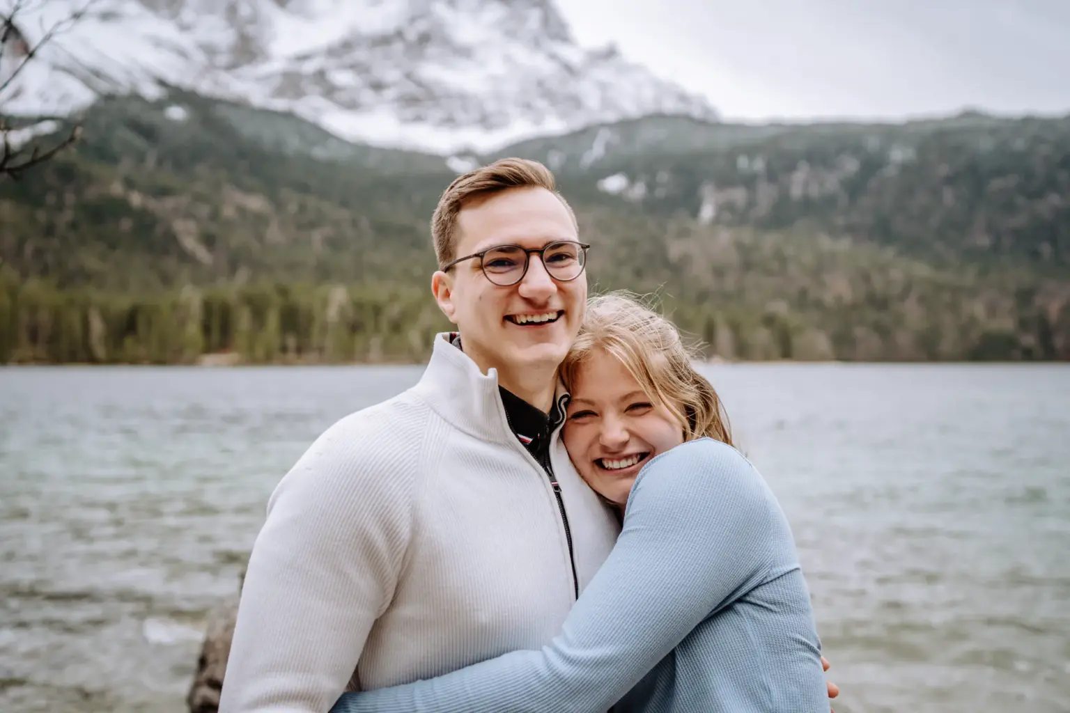 Frisch verlobtes Paar bei Paarfotos am Eibsee