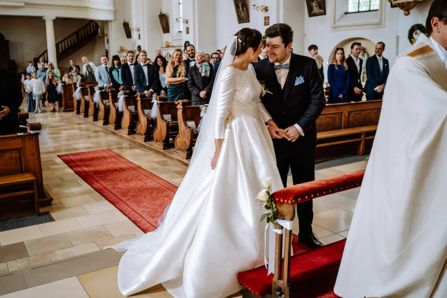 Brautpaar während der kirchlichen Trauung in Tutzing