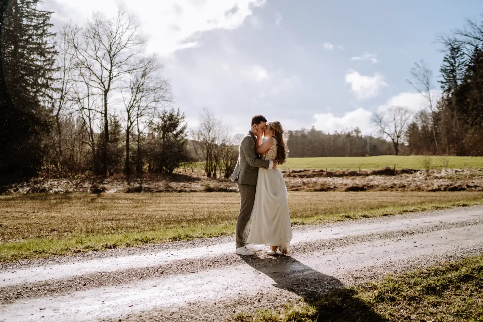 Romantische Hochzeitsfotos zu zweit in der Natur