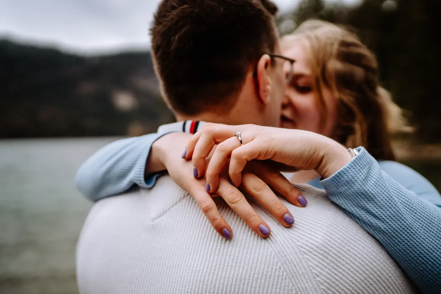Paar genießt den Augenblick nach der Verlobung
