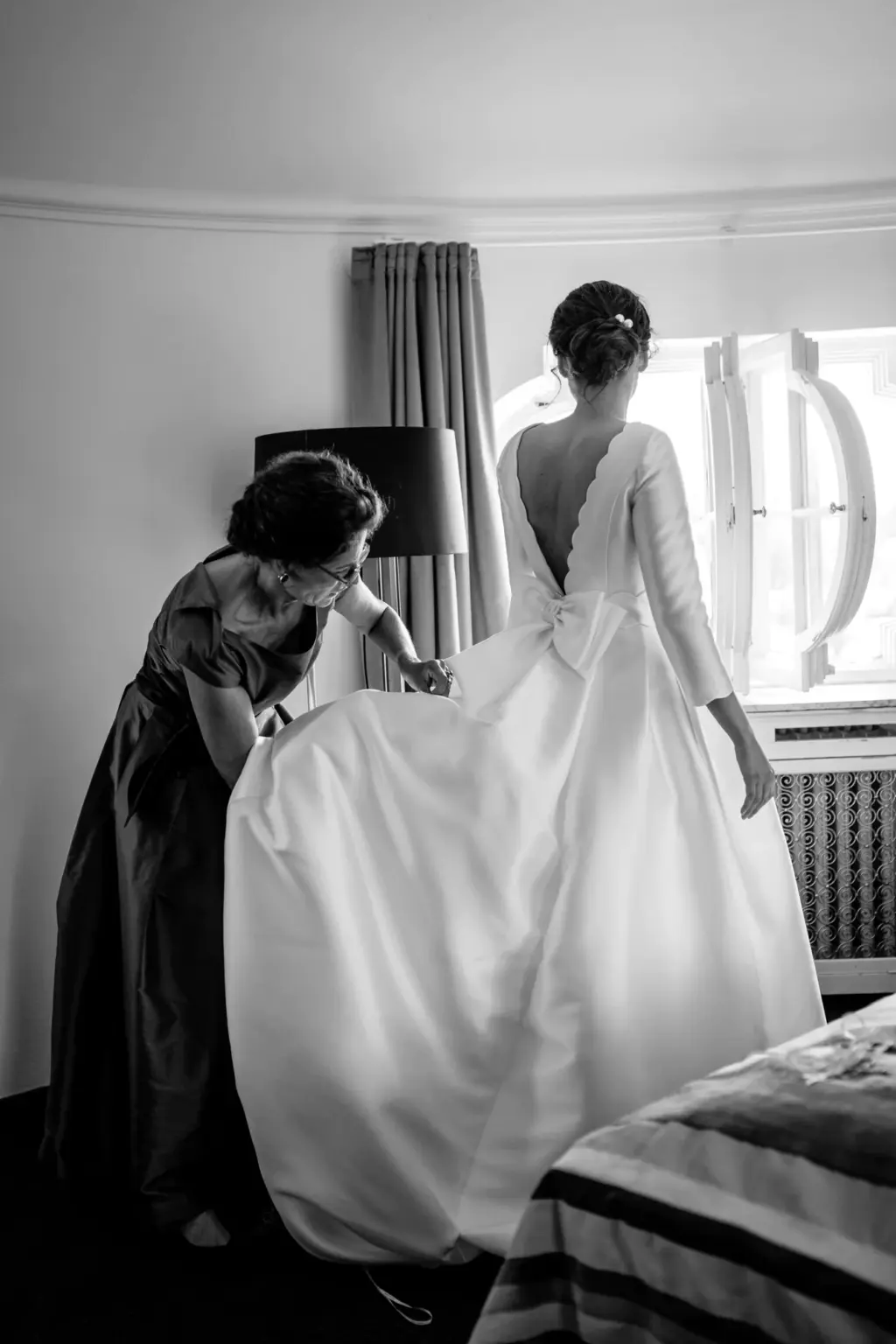 Brautkleid anziehen vor der Hochzeit in Tutzing