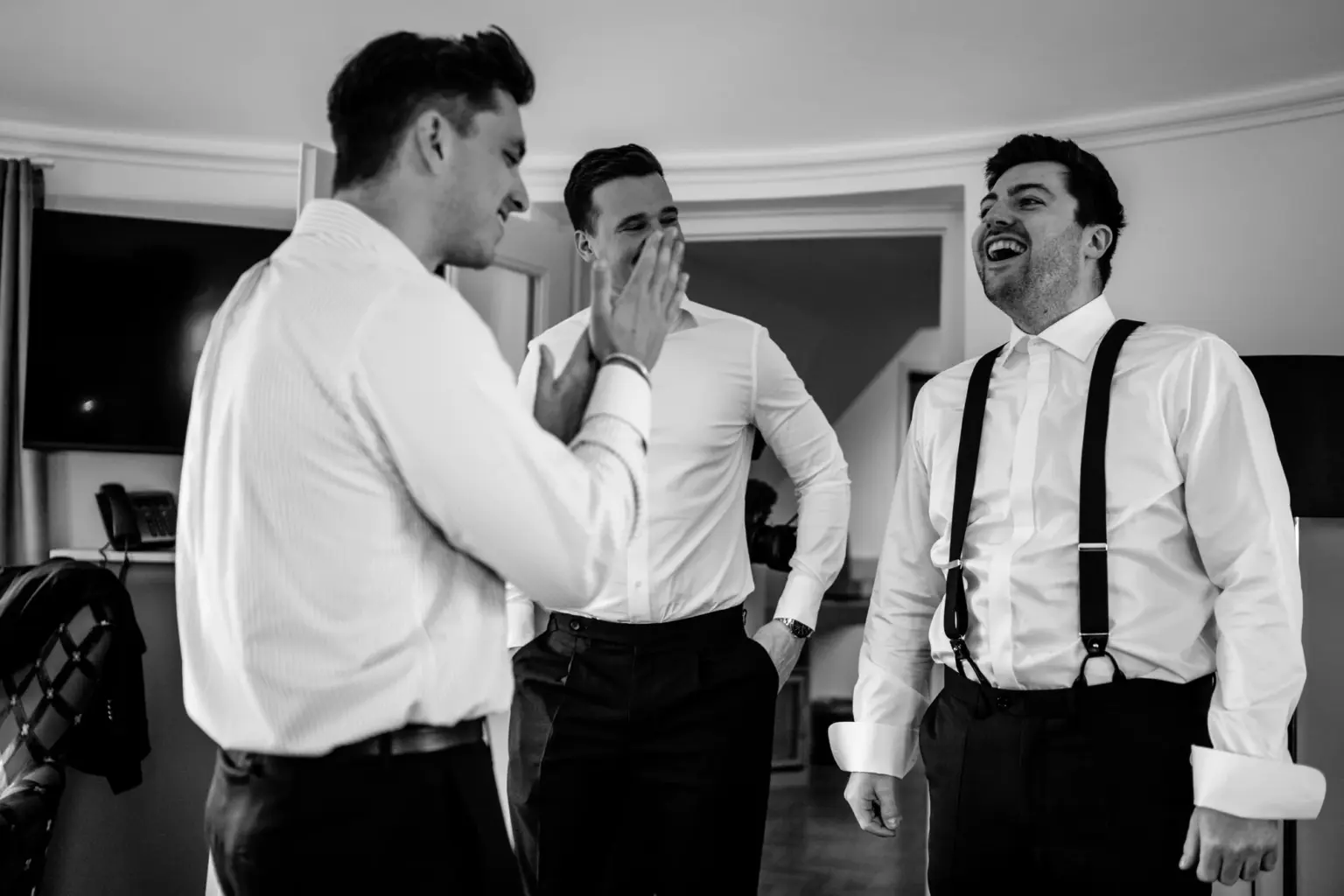 Getting Ready des Bräutigams in den historischen Räumen von Schloss Höhenried