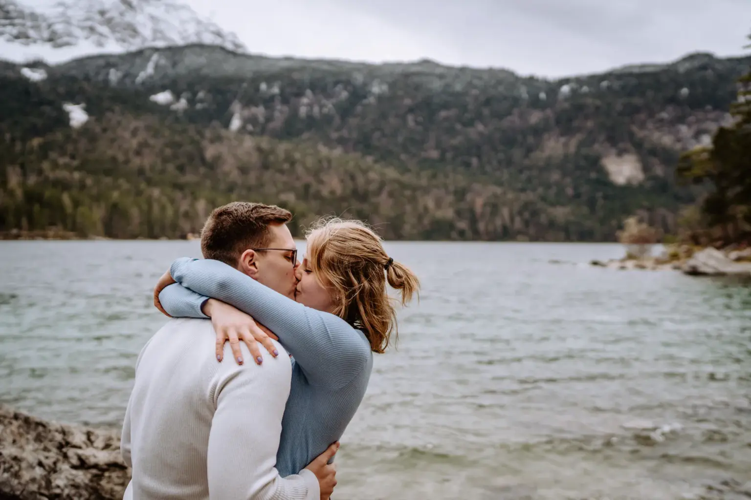 Natürliches Verlobungsshooting am Seeufer