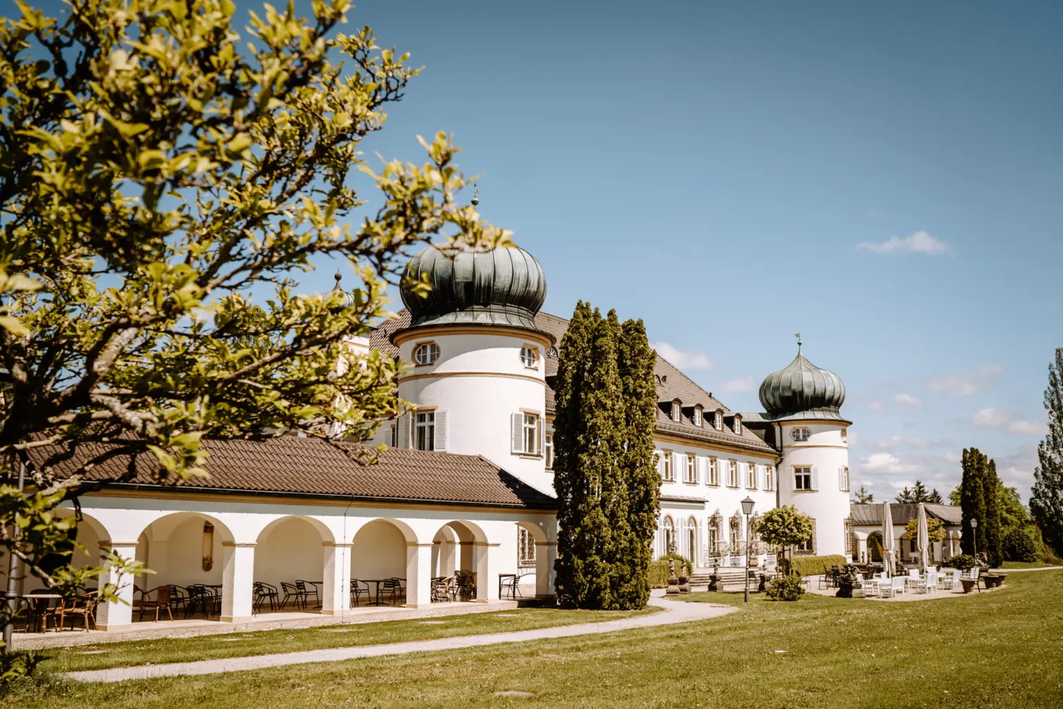 Weitläufige Parkanlage des Schloss Höhenried bei einer Sommerhochzeit