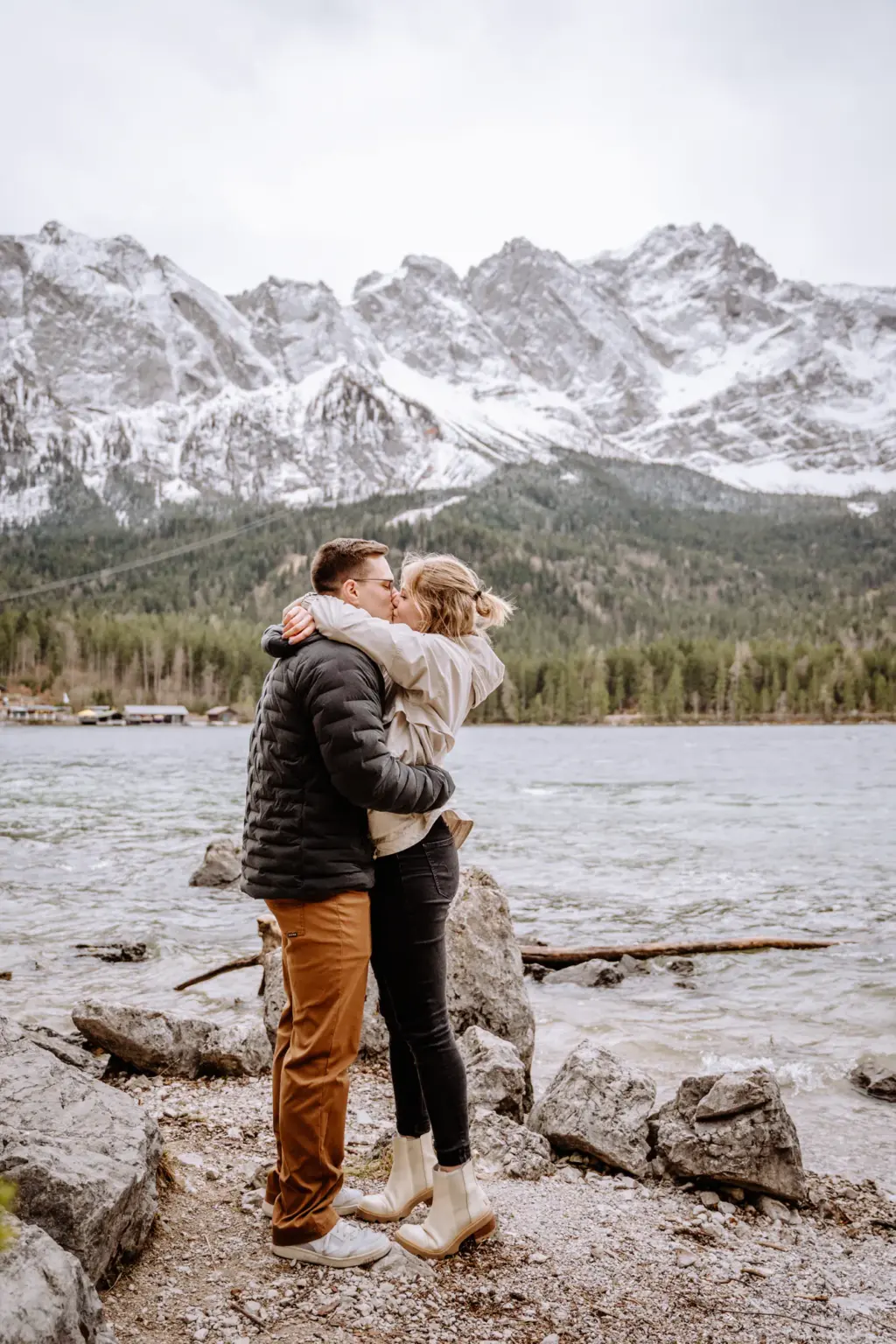Glückliche Verlobung am Eibsee mit Zugspitzblick