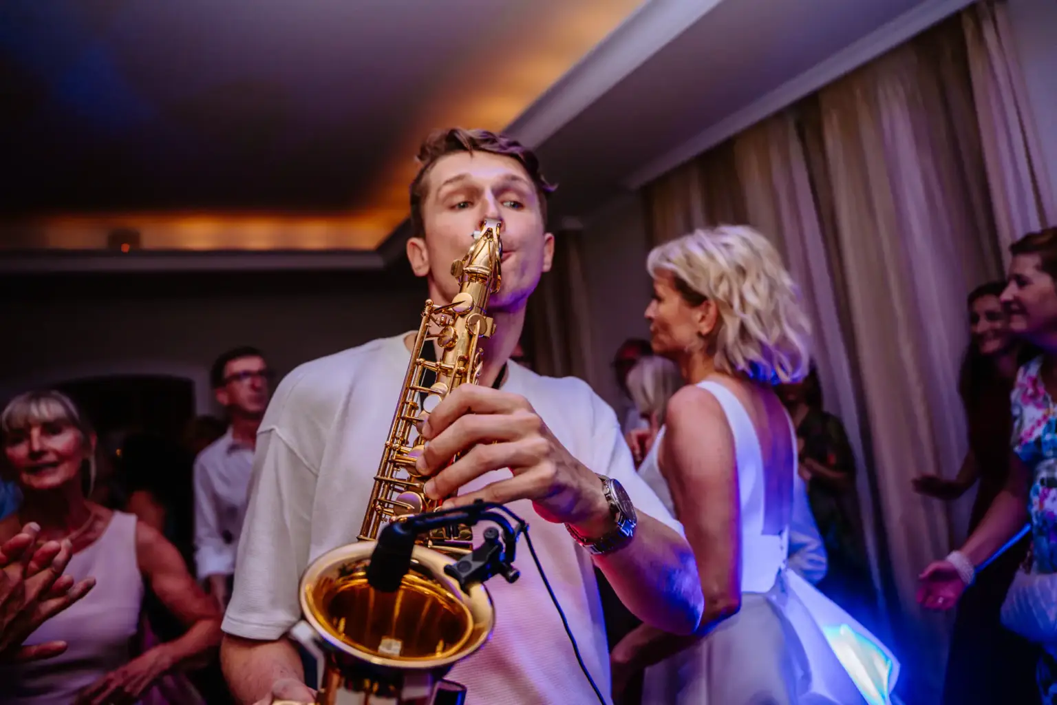 Emotionaler Hochzeitstanz in der Orangerie