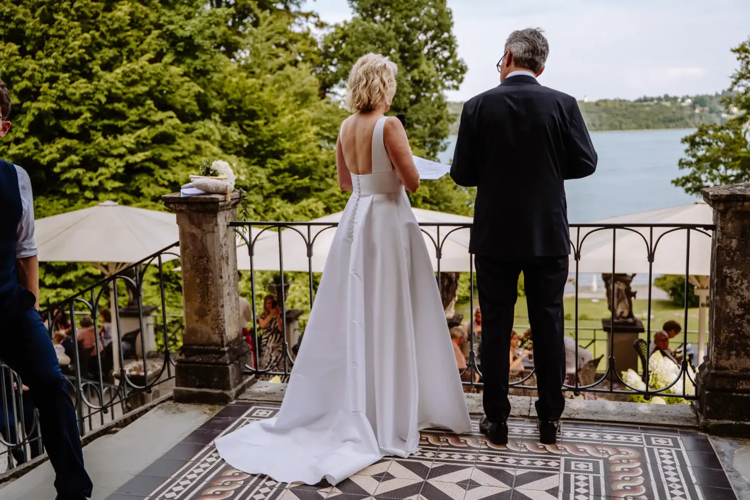 Hochzeitsgäste stoßen entspannt auf das Brautpaar an