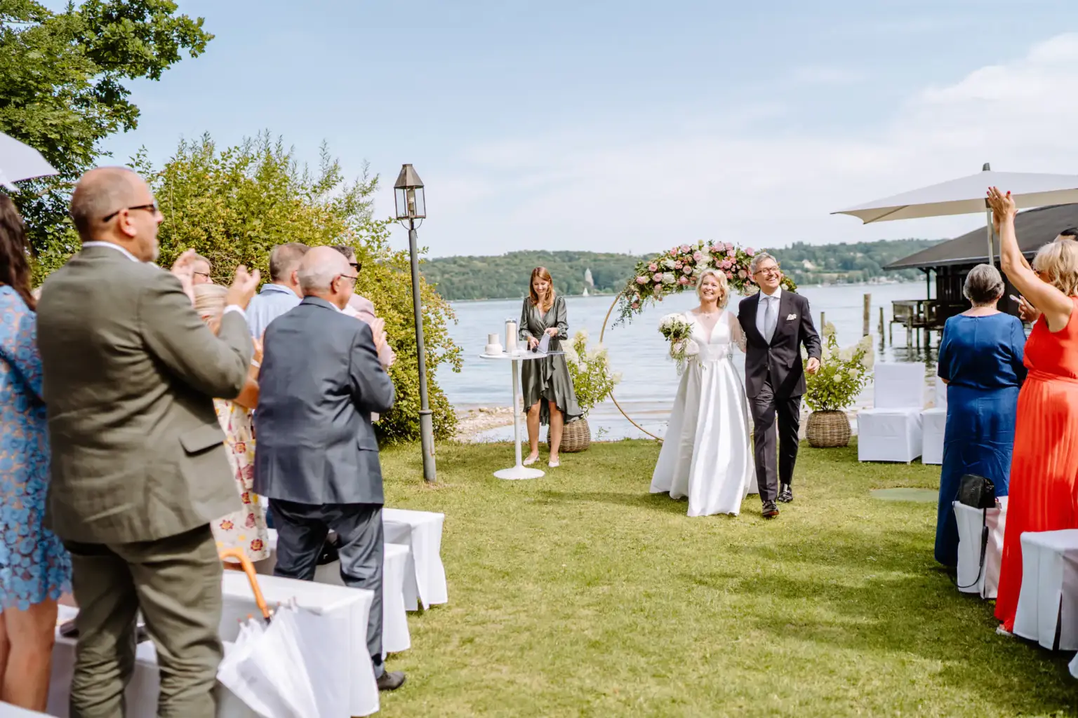 Applaus der Gäste nach der Trauung am See