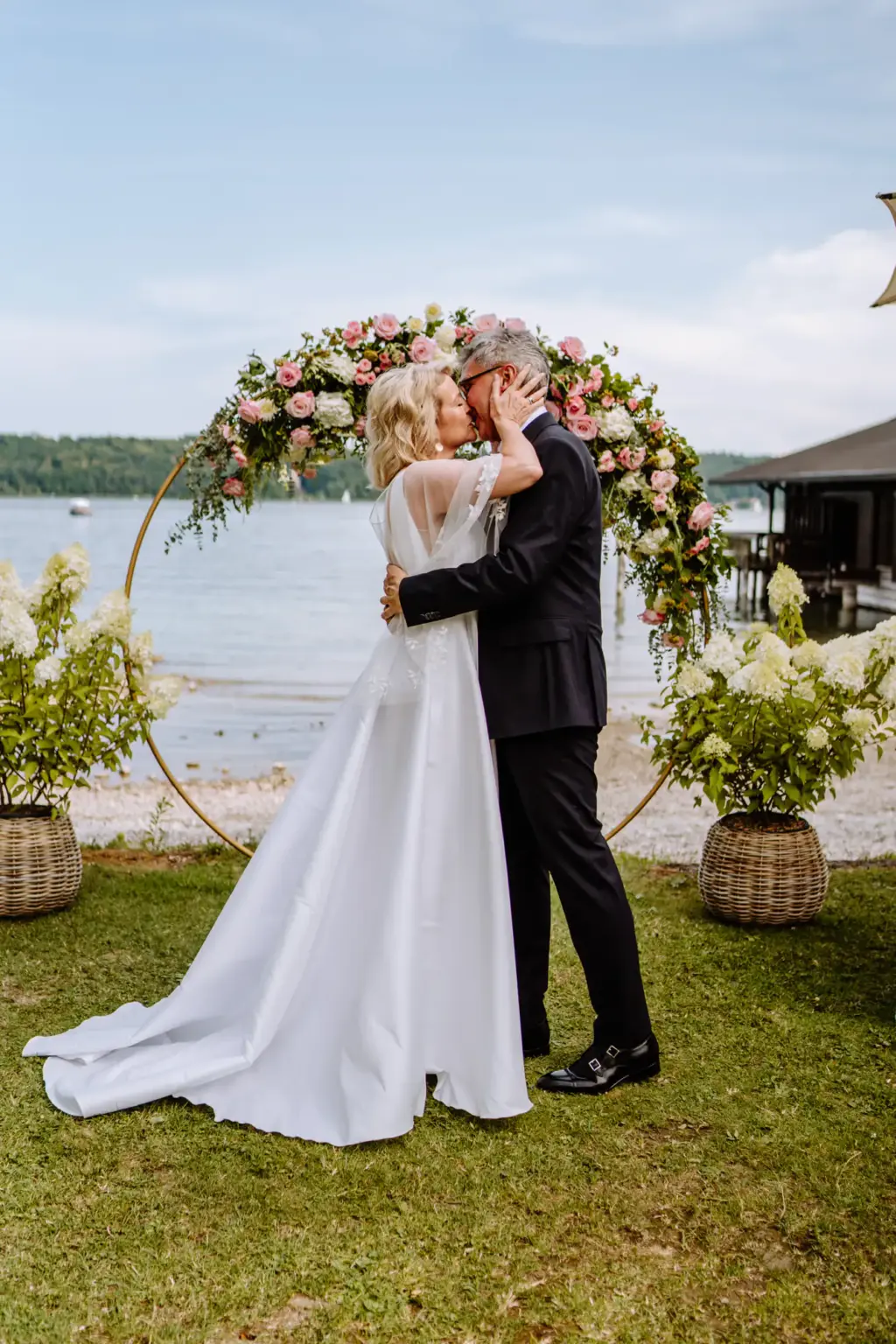 Der erste Kuss nach der Trauung im La Villa am Ufer vom Starnberger See