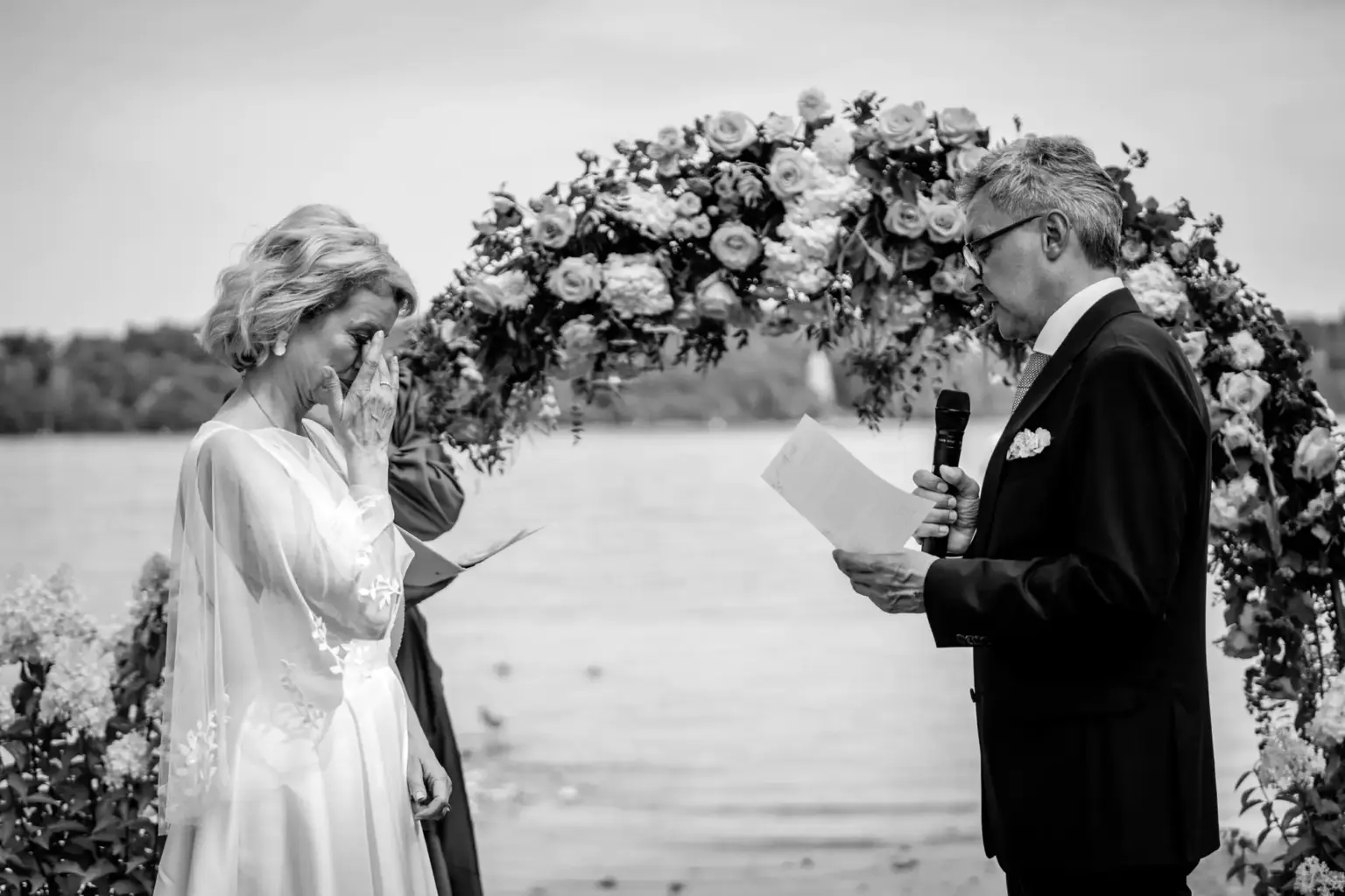 Emotionale Blicke und Tränen während der Trauung