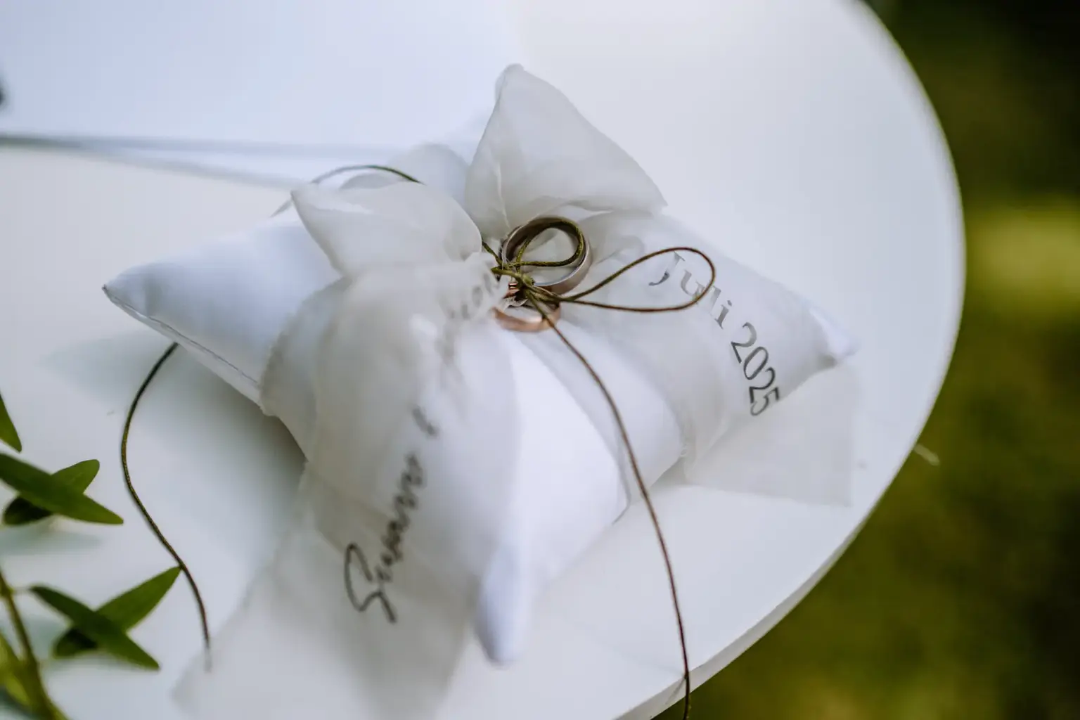 Detailfoto von den Ringen bei der Trauung