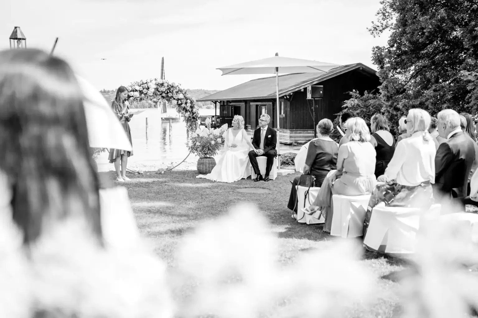 Gäste verfolgen gerührt die freie Trauung