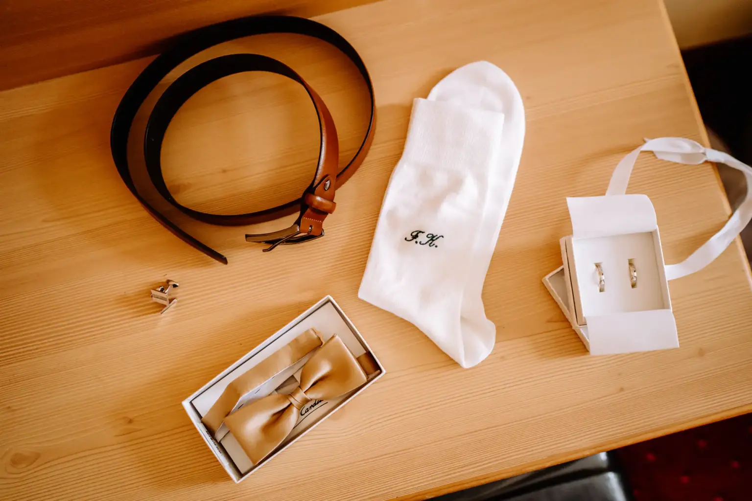 Detailaufnahme von Manschettenknöpfen und Anzug beim Getting Ready des Bräutigams