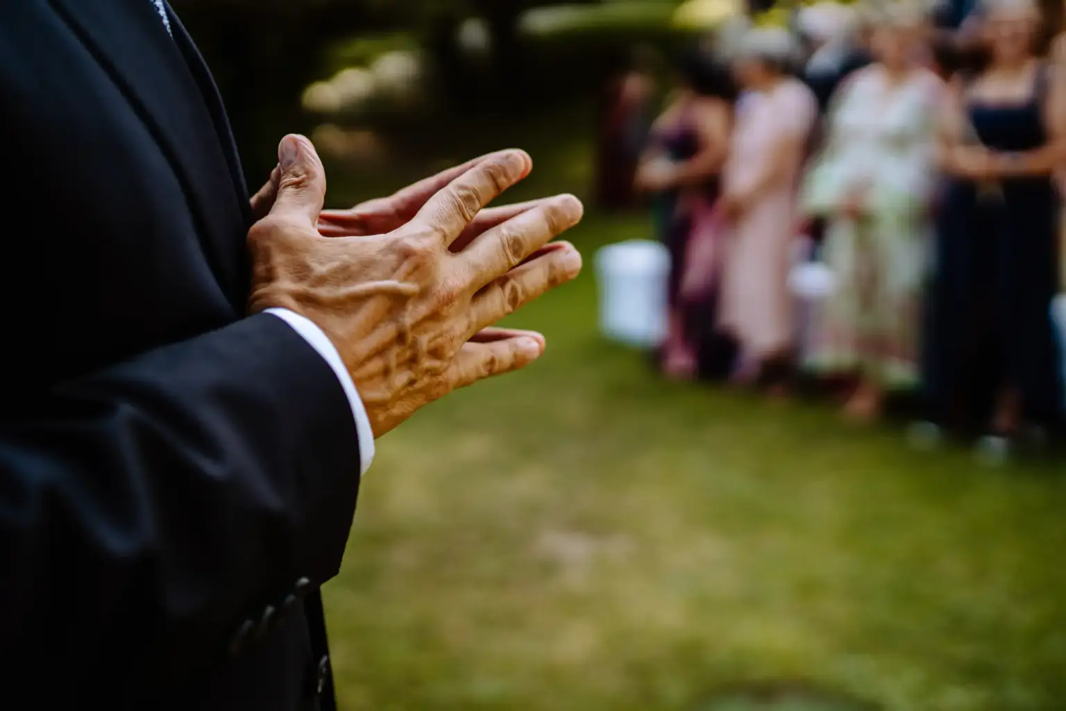 Bräutigam wartet auf den Einzug seiner zukünftigen Frau