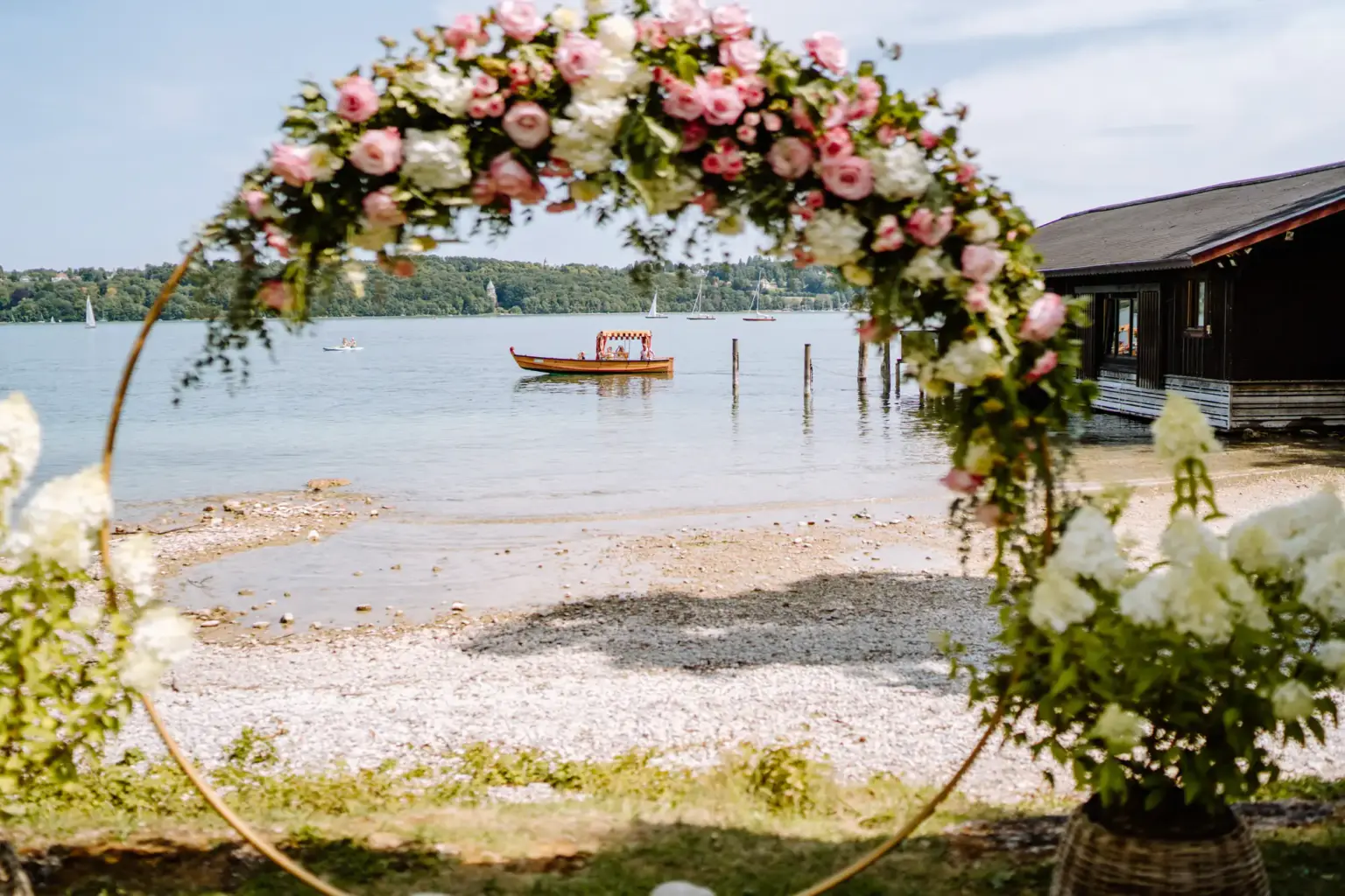 Blick durch den Traubogen auf den See