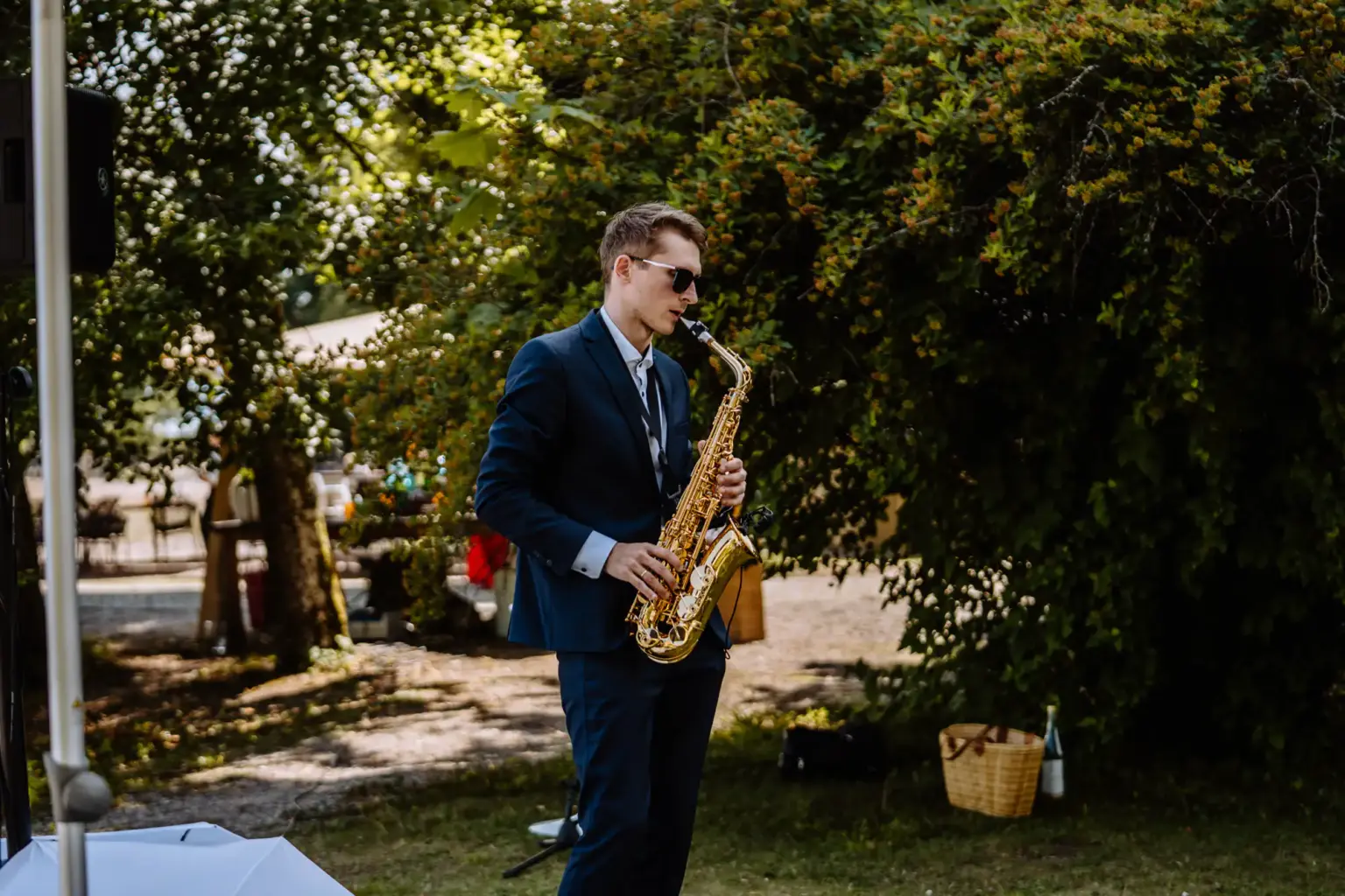 Musikalische Begleitung von einem Saxophon Spieler am Nachmittag
