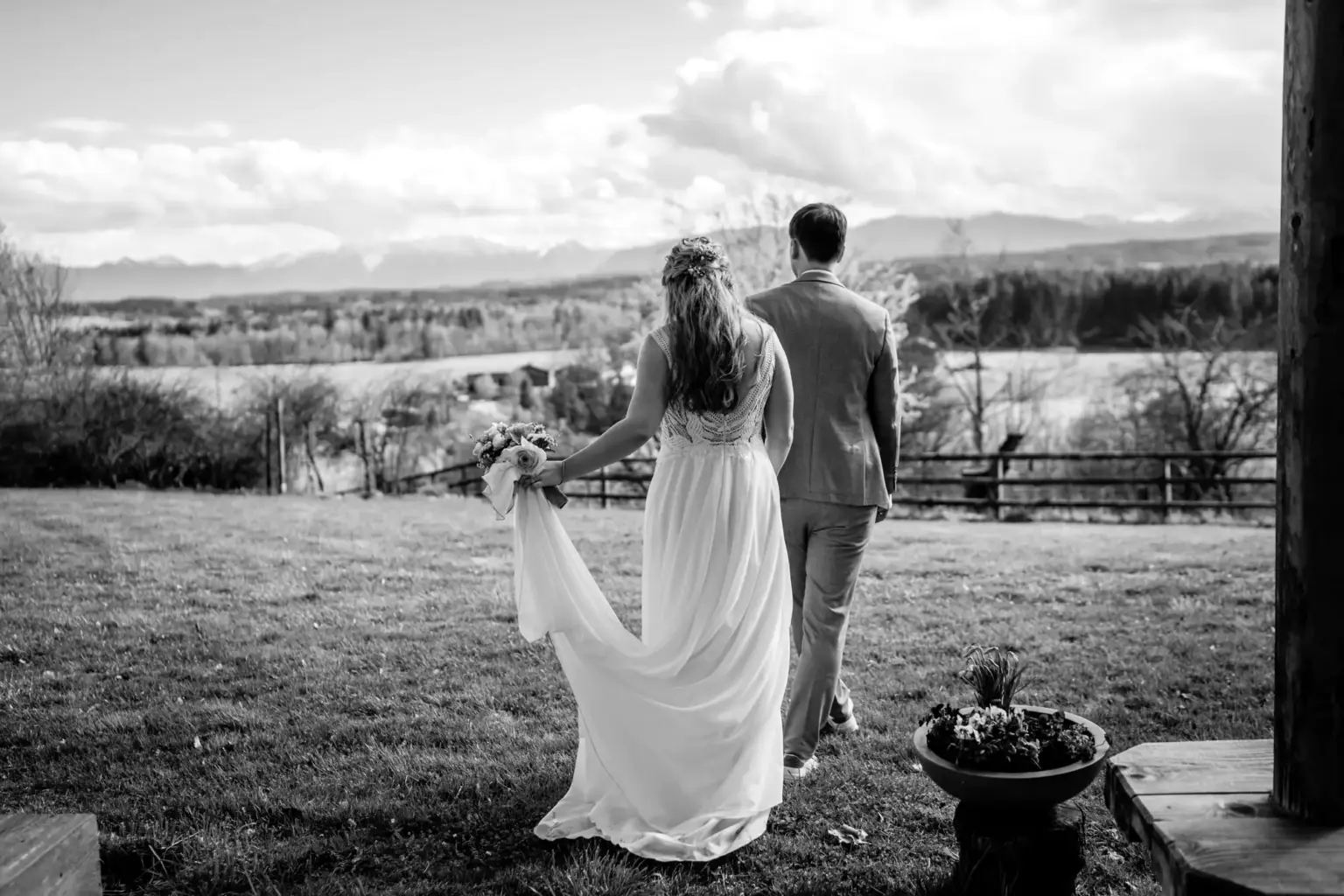 Brautkleid weht im Wind beim Paarshooting am Gut Ammerhof