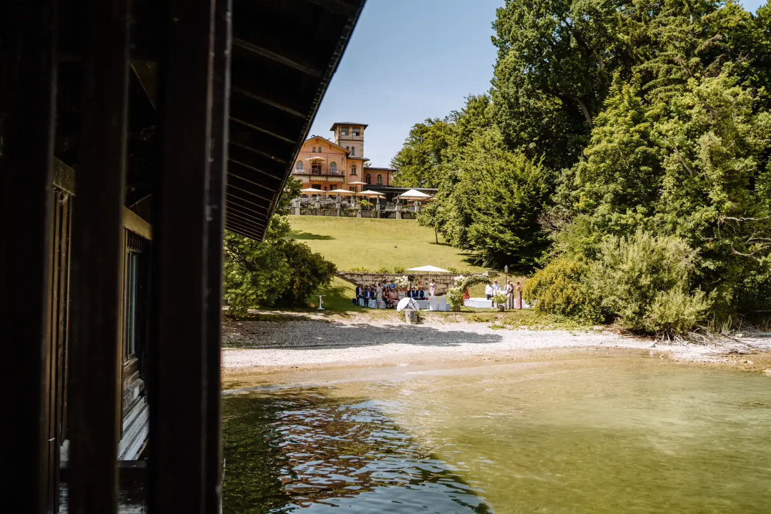 Blick vom Bootshaus auf die Trauung am Ufer vom Starnberger See