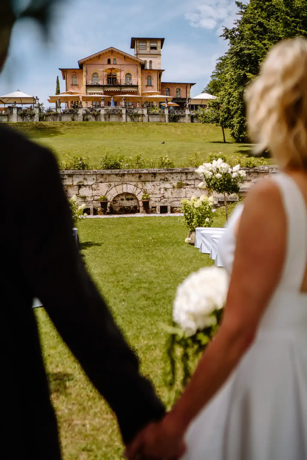 Brautpaar schaut auf die Location vom See aus