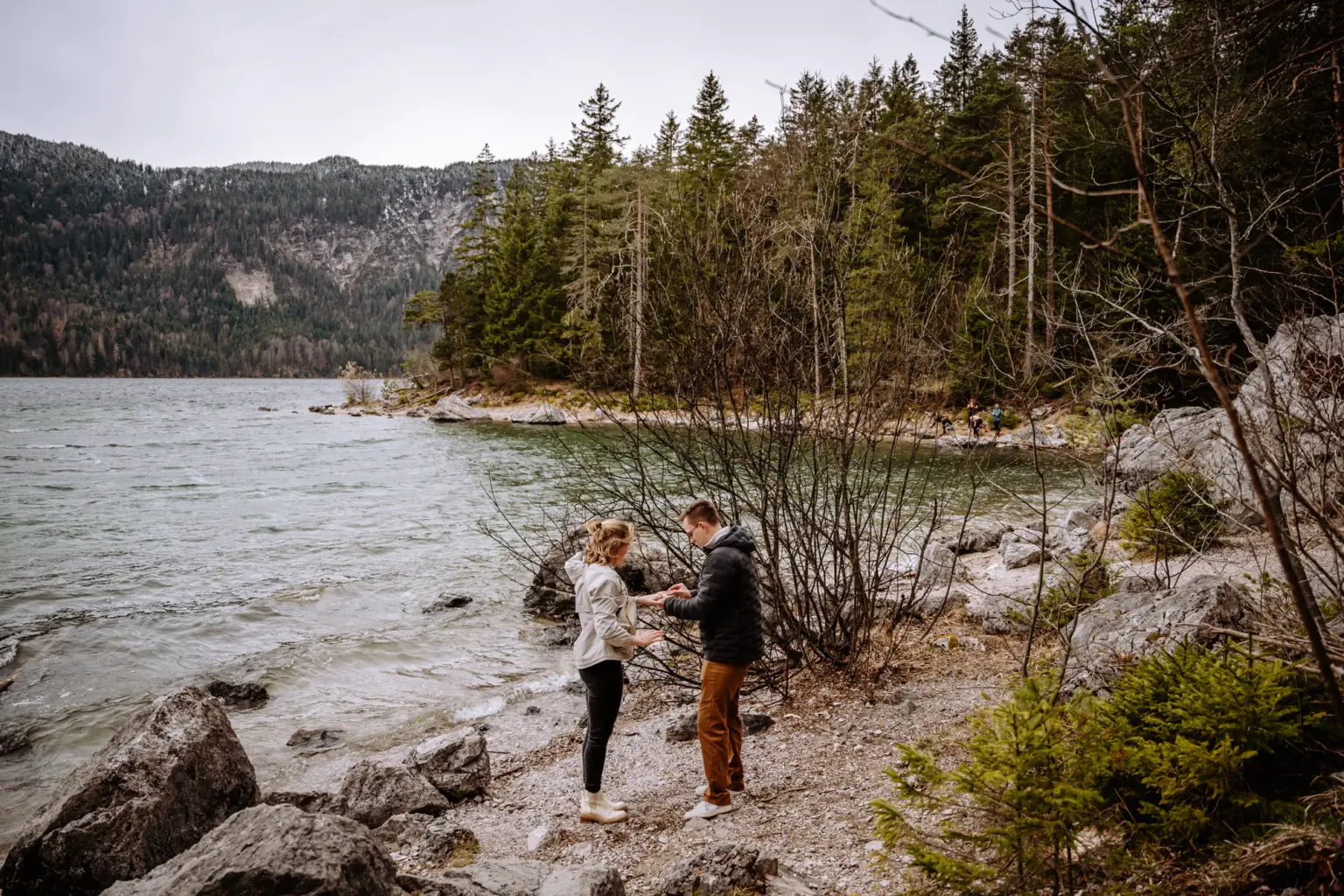 Überraschender Heiratsantrag bei Verlobungsfotos am Eibsee