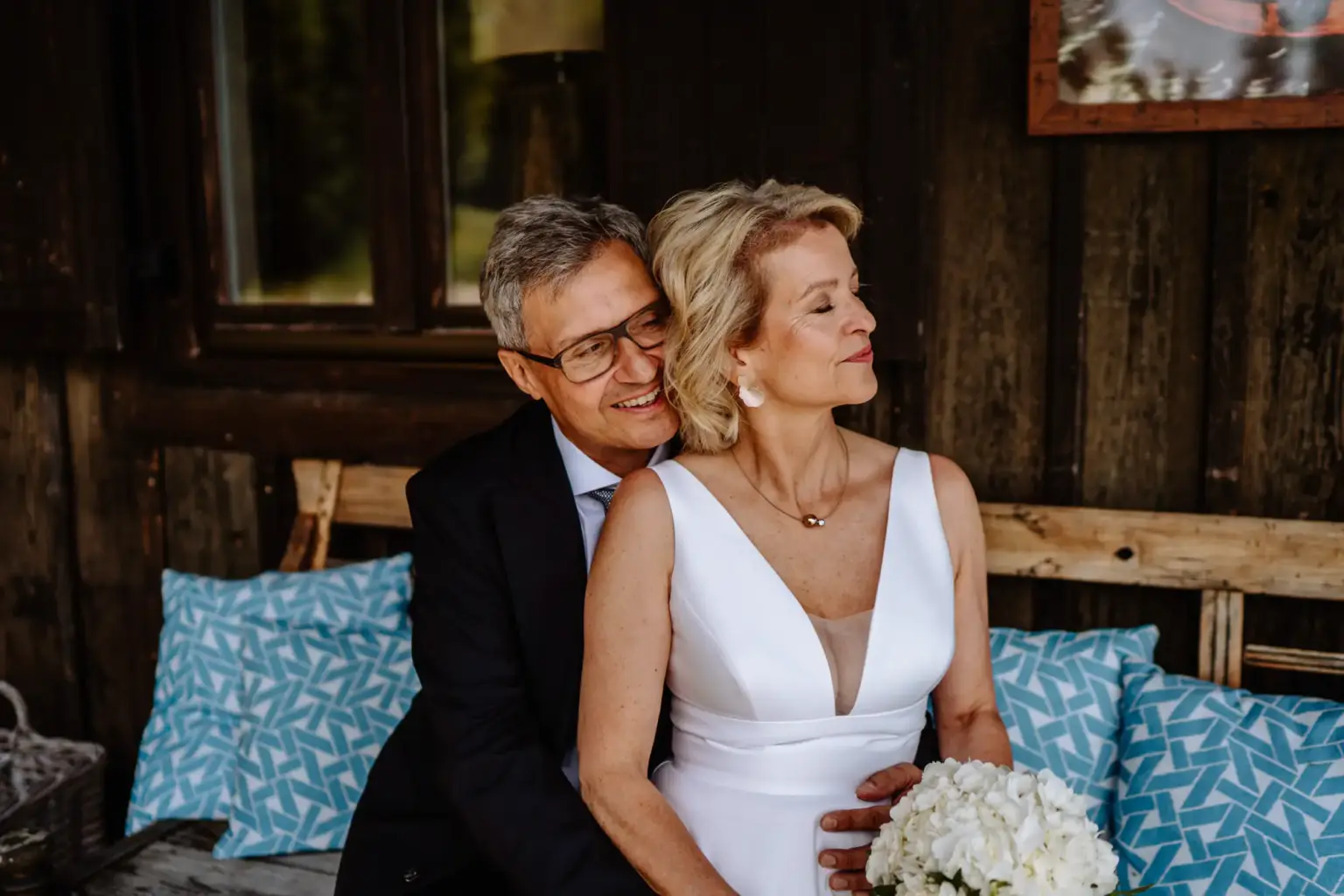 Verliebtes Brautpaar beim Paarshooting im Bootshaus