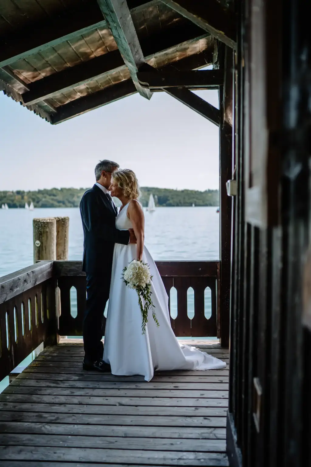 Verliebtes Brautpaar beim Paarshooting im Bootshaus