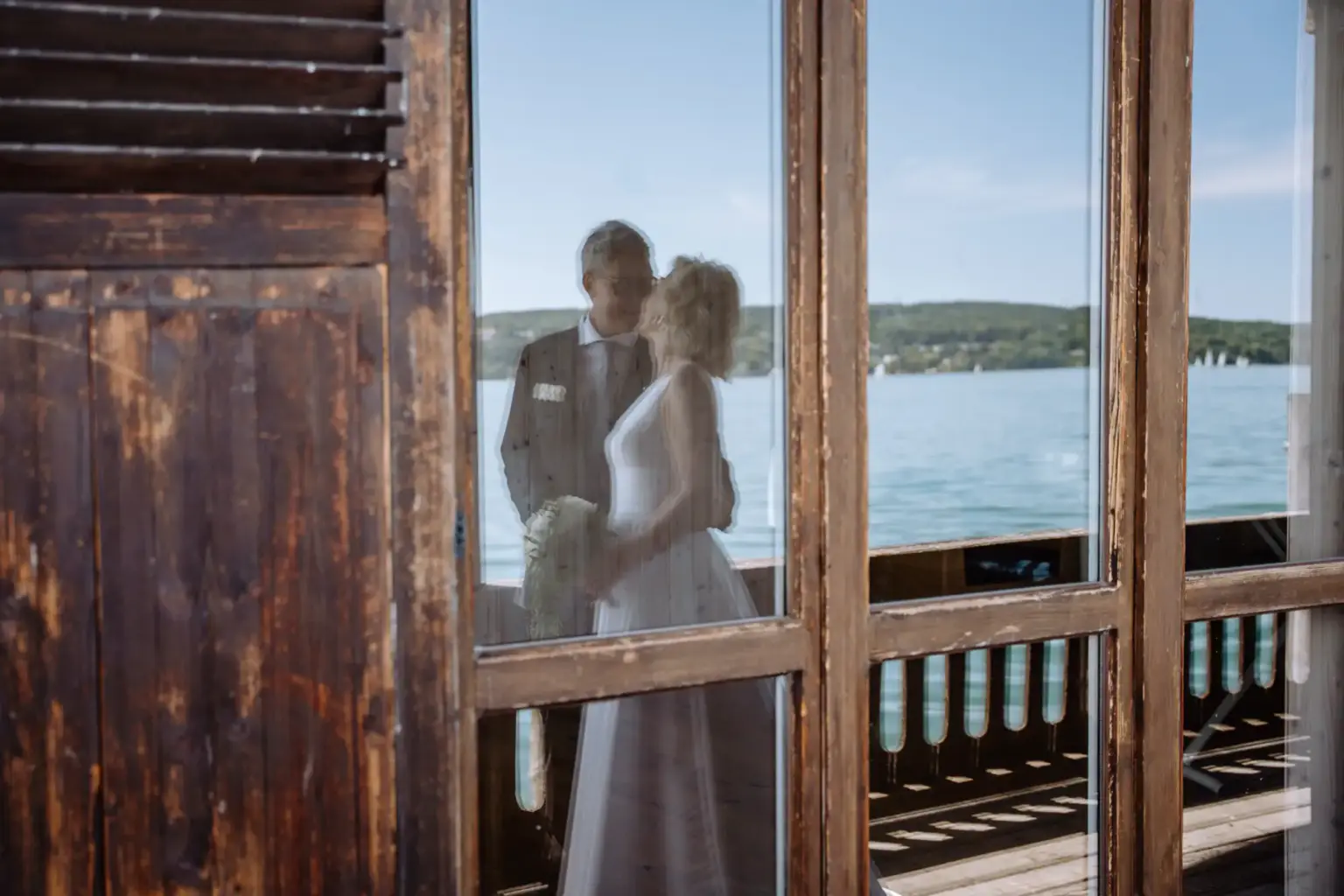 Hochzeitsfotograf begleitet First Look am Bootshaus vom La Villa am Starnberger See