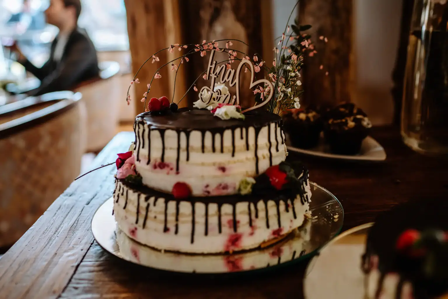 Tortenanschnitt bei der Hochzeitsfeier am Gut Ammerhof