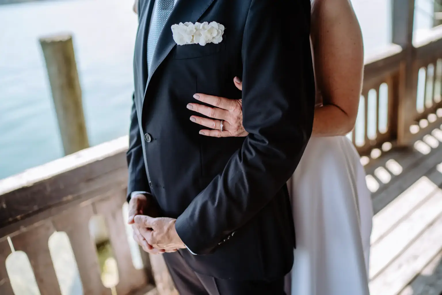 Emotionale Umarmung beim First Look des Brautpaares