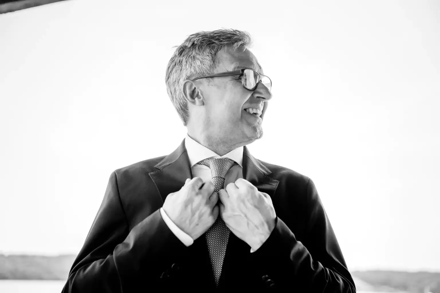 Bräutigam wartet auf seine Braut beim First Look am Starnberger See