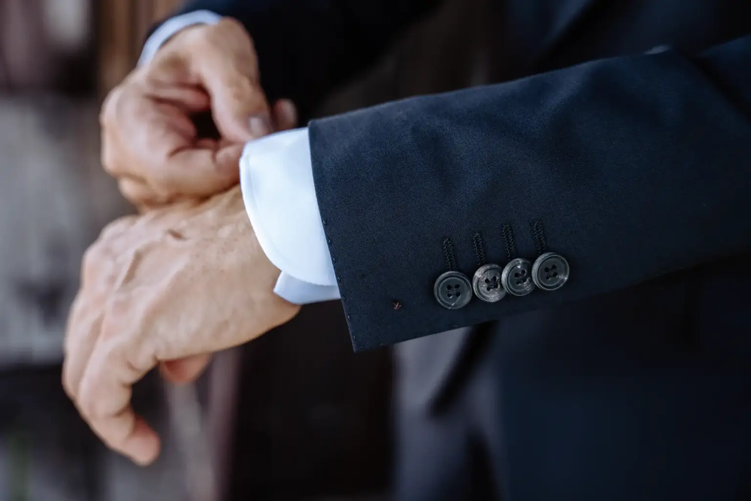 Bräutigam richtet seinen Anzug, bevor er seine Braut zum ersten Mal im Hochzeitskleid sieht