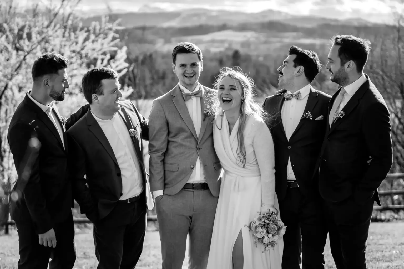 Fröhliche Gäste bei der Hochzeitsfeier am Gut Ammerhof in Peißenberg