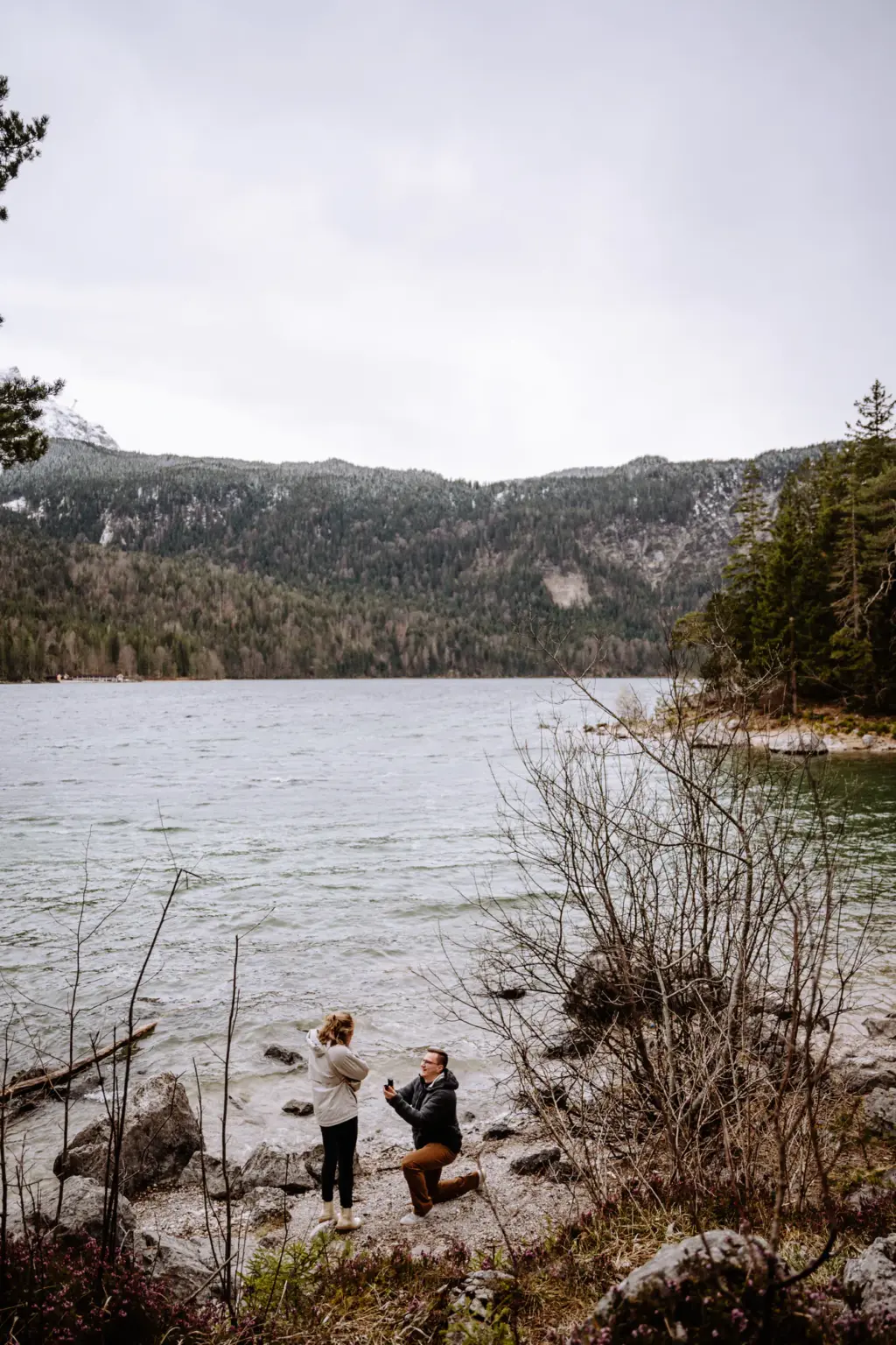 Verlobungsfotos am Eibsee mit Blick auf die Berge