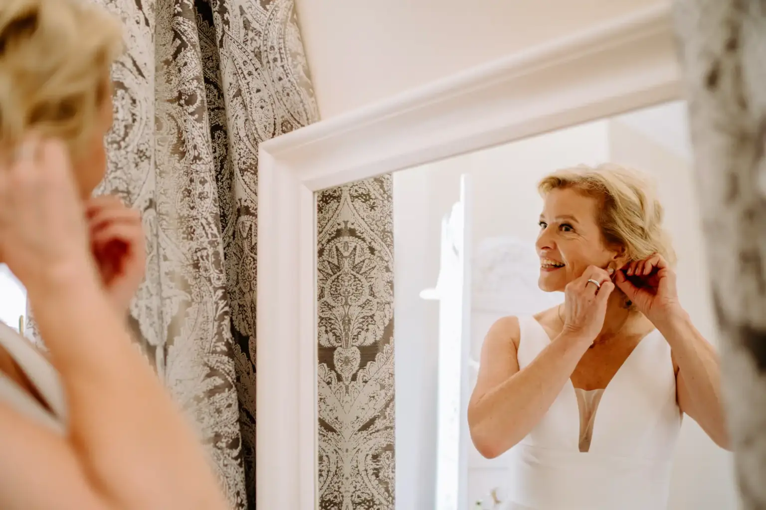 Intime Momente beim Getting Ready vor der freien Trauung
