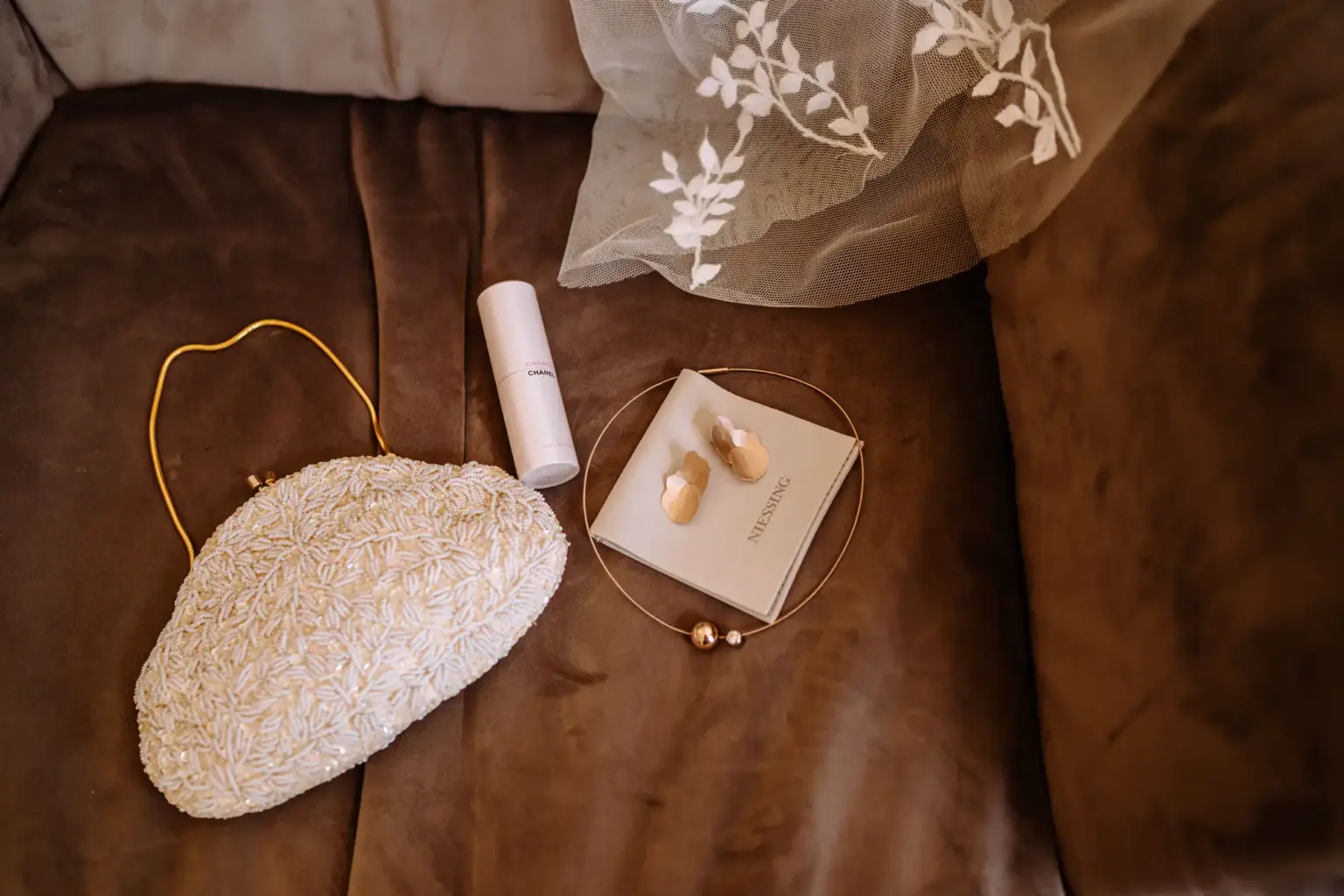 Foto von den Accessoires der Braut vor der Hochzeit im La Villa