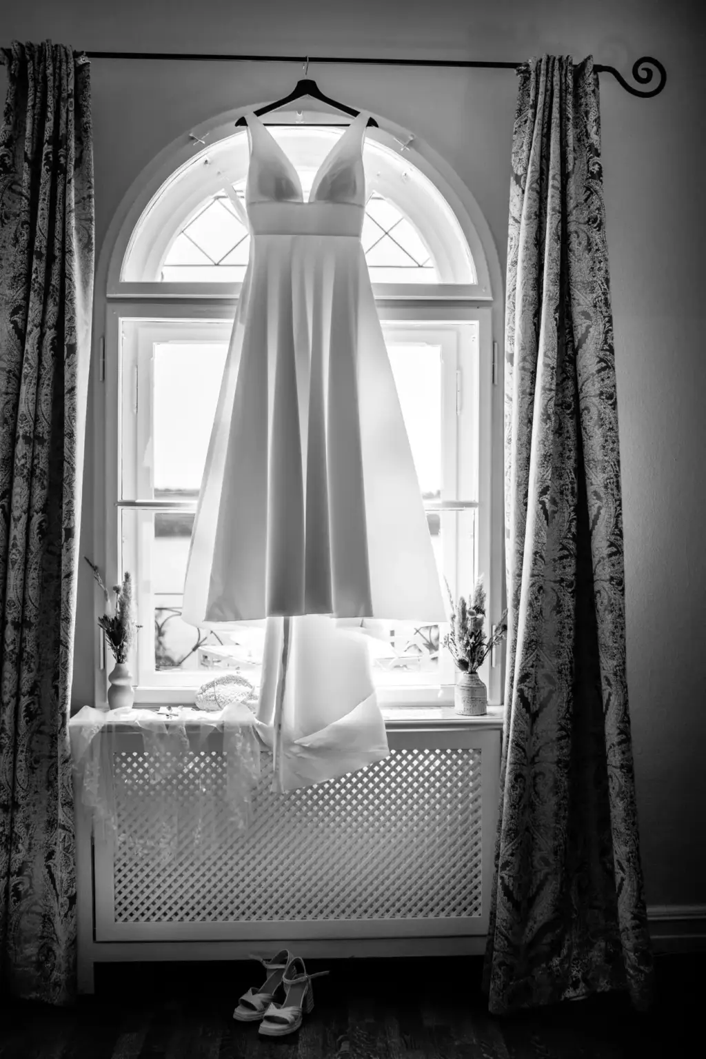 Detailaufnahme von Brautkleid und Accessoires beim Getting Ready