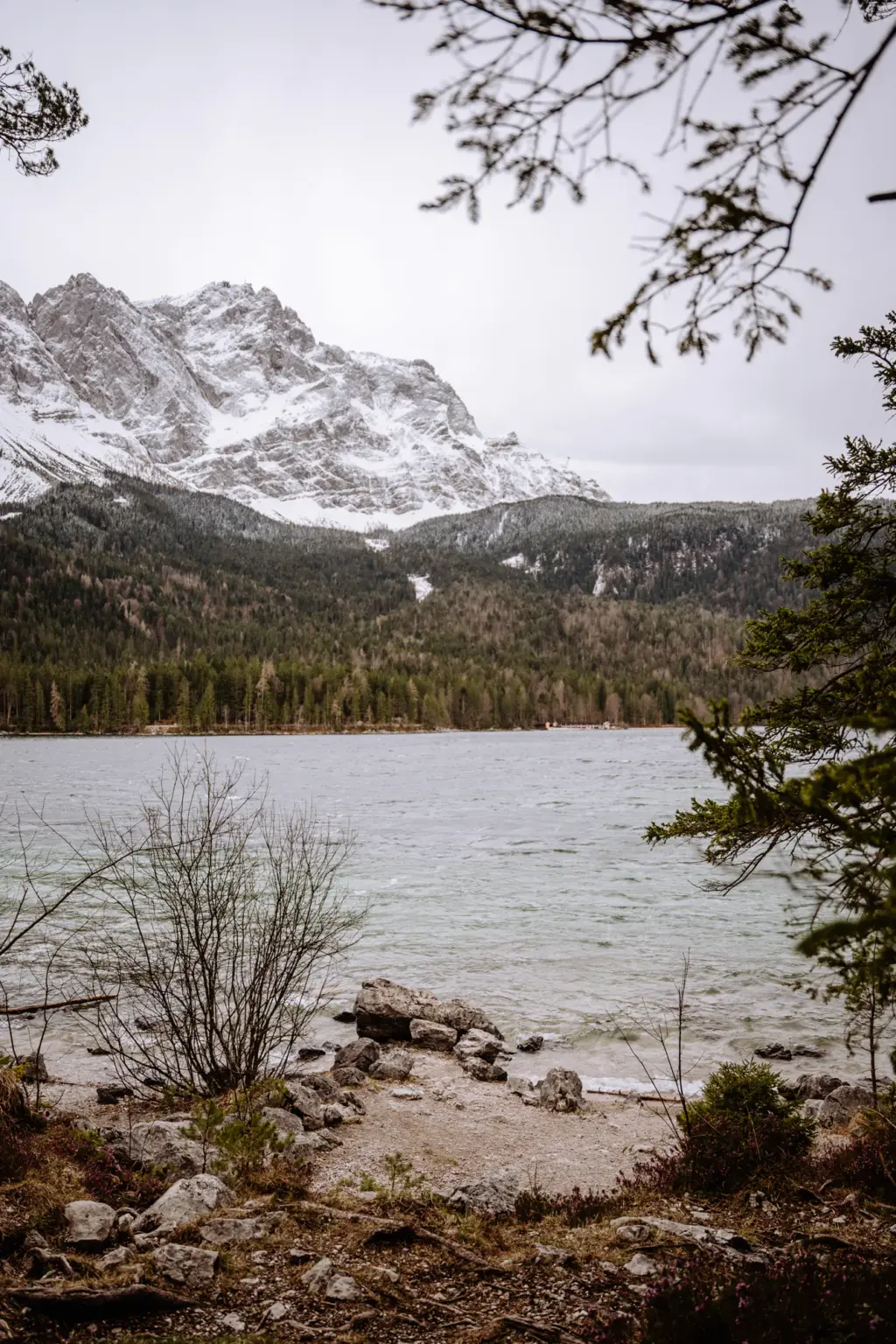 Wunderschöne Landschaft am Eibsee mit Blick auf die Zugspitze