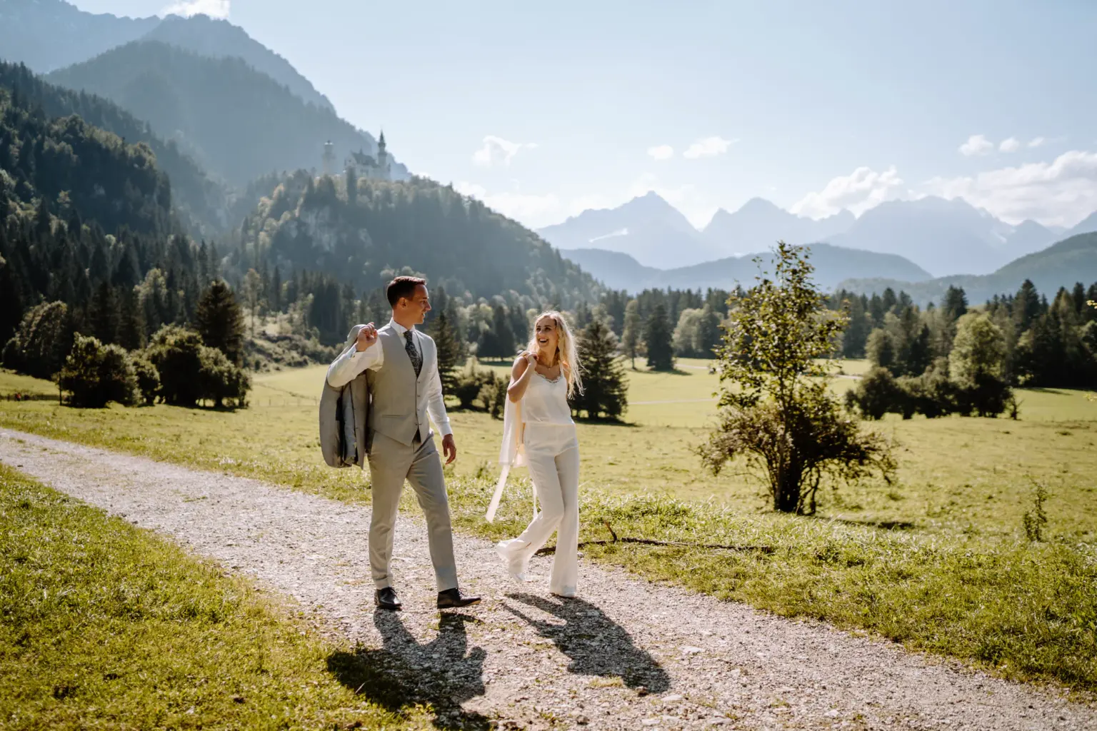 Ehrlicher Moment voller Nähe ohne Inszenierung im Allgäu vor dem Schloß Neuschwanstein