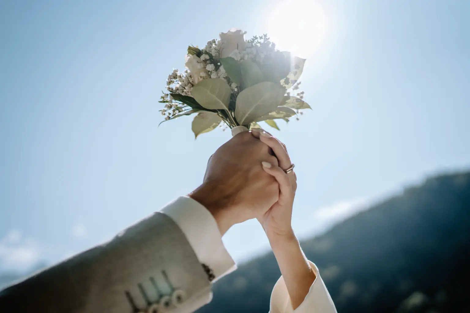 Brautpaar ganz bei sich, fern von Erwartungen