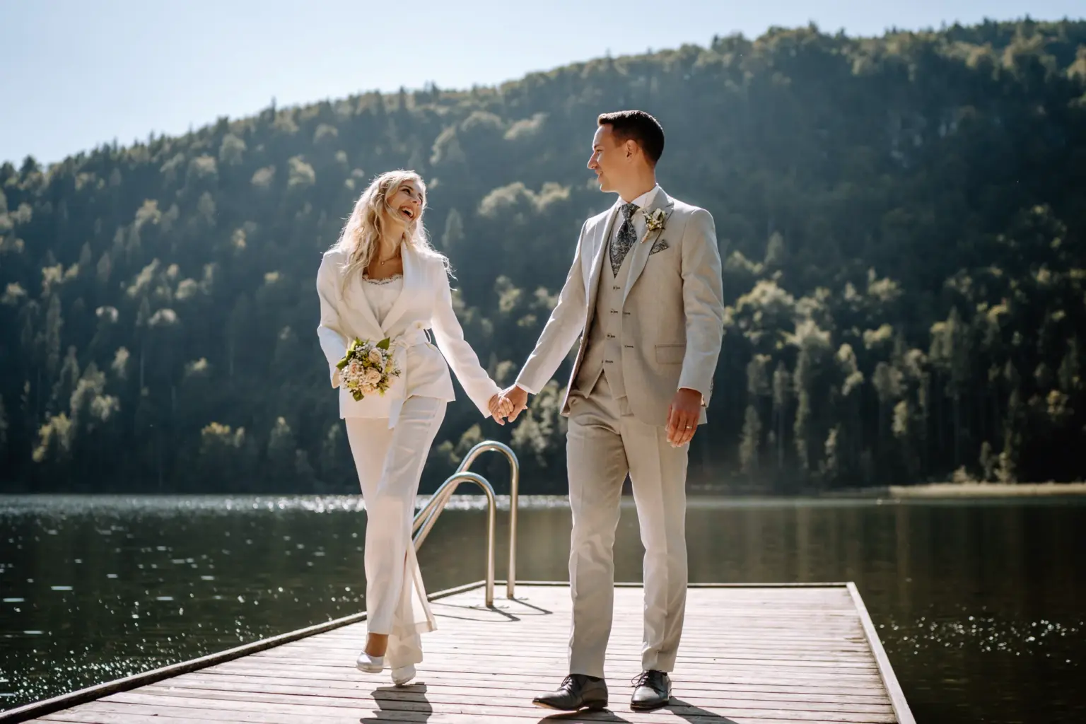 Brautpaar geht Hand in Hand durch die Landschaft