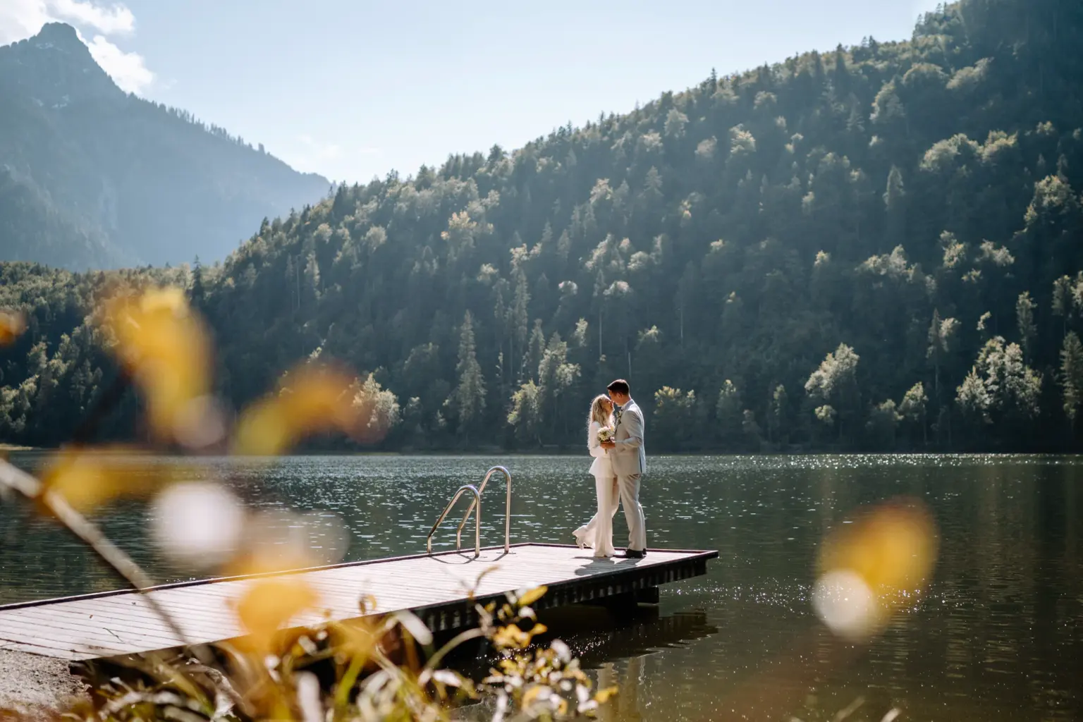 Natürliches Paarporträt nach der Trauung im Allgäu